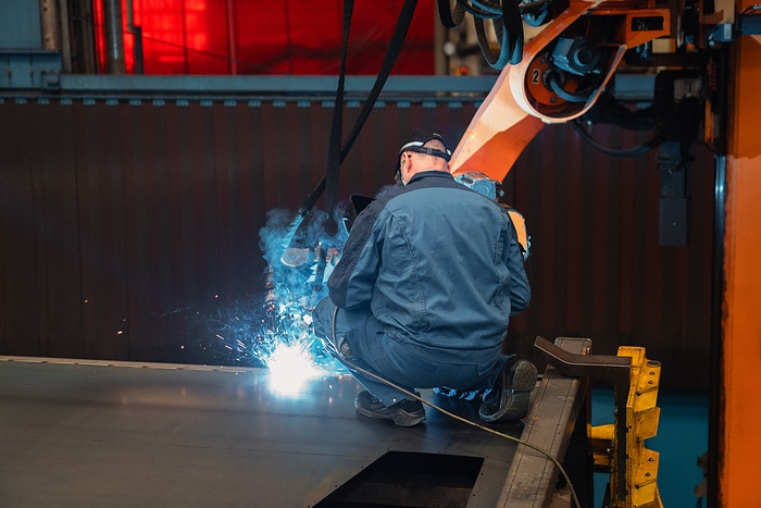 Zweispurig zur Kreislaufwirtschaft: Mercedes-Benz Trucks zeigt den reECONIC – ein batterieelektrisches Fahrzeug mit recycelten Materialien