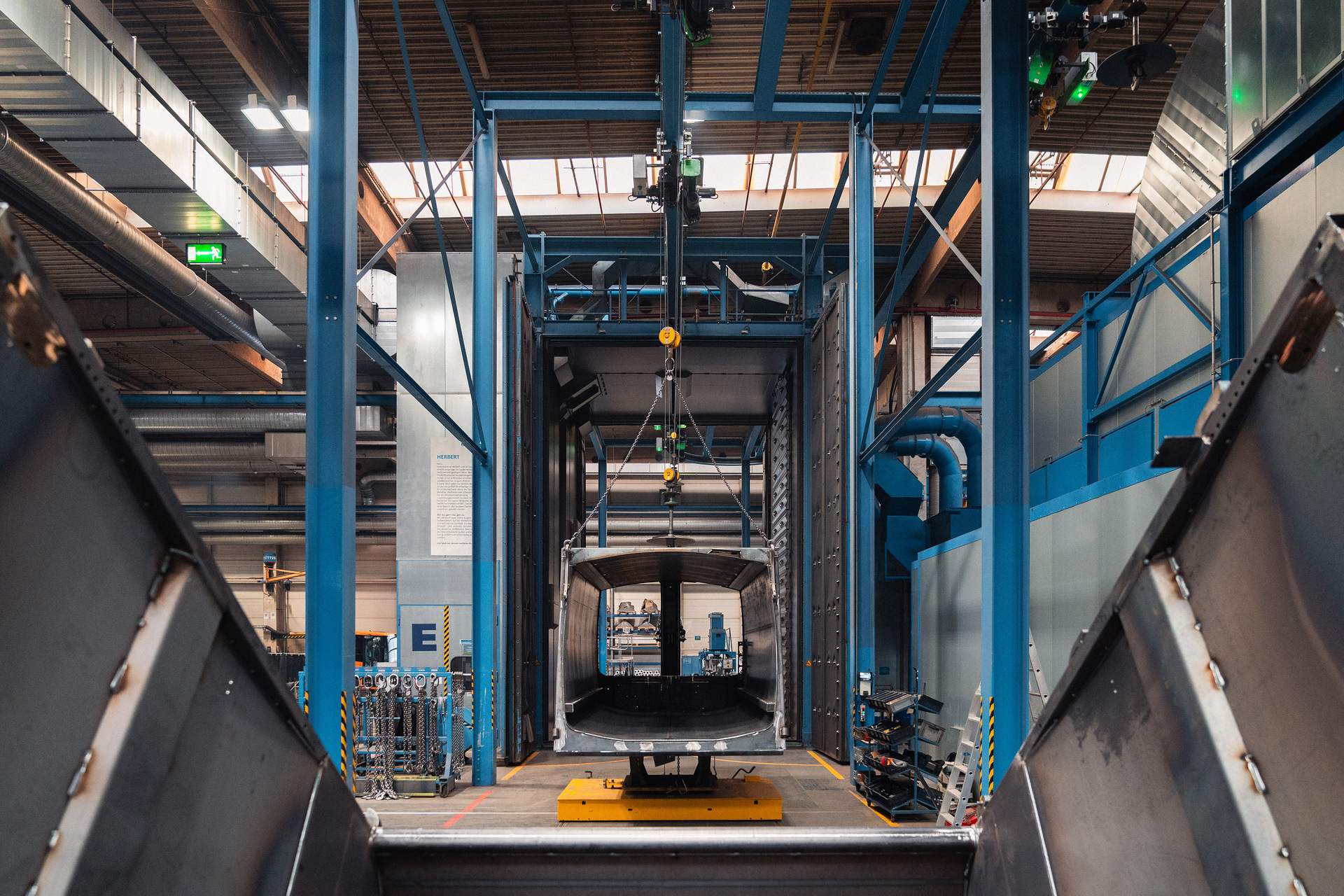 Zweispurig zur Kreislaufwirtschaft: Mercedes-Benz Trucks zeigt den reECONIC – ein batterieelektrisches Fahrzeug mit recycelten Materialien