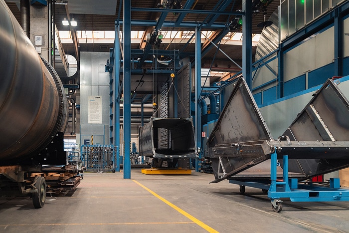 Zweispurig zur Kreislaufwirtschaft: Mercedes-Benz Trucks zeigt den reECONIC – ein batterieelektrisches Fahrzeug mit recycelten Materialien