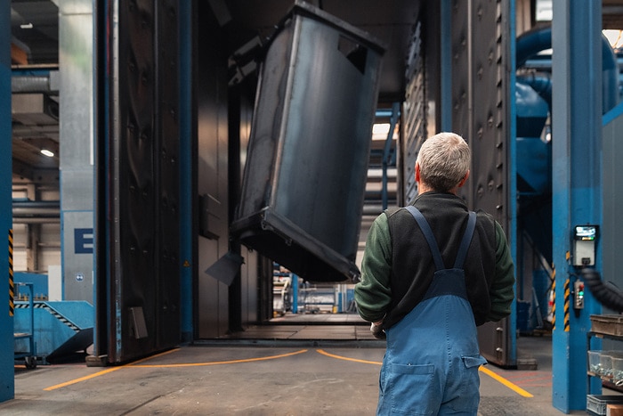 Zweispurig zur Kreislaufwirtschaft: Mercedes-Benz Trucks zeigt den reECONIC – ein batterieelektrisches Fahrzeug mit recycelten Materialien