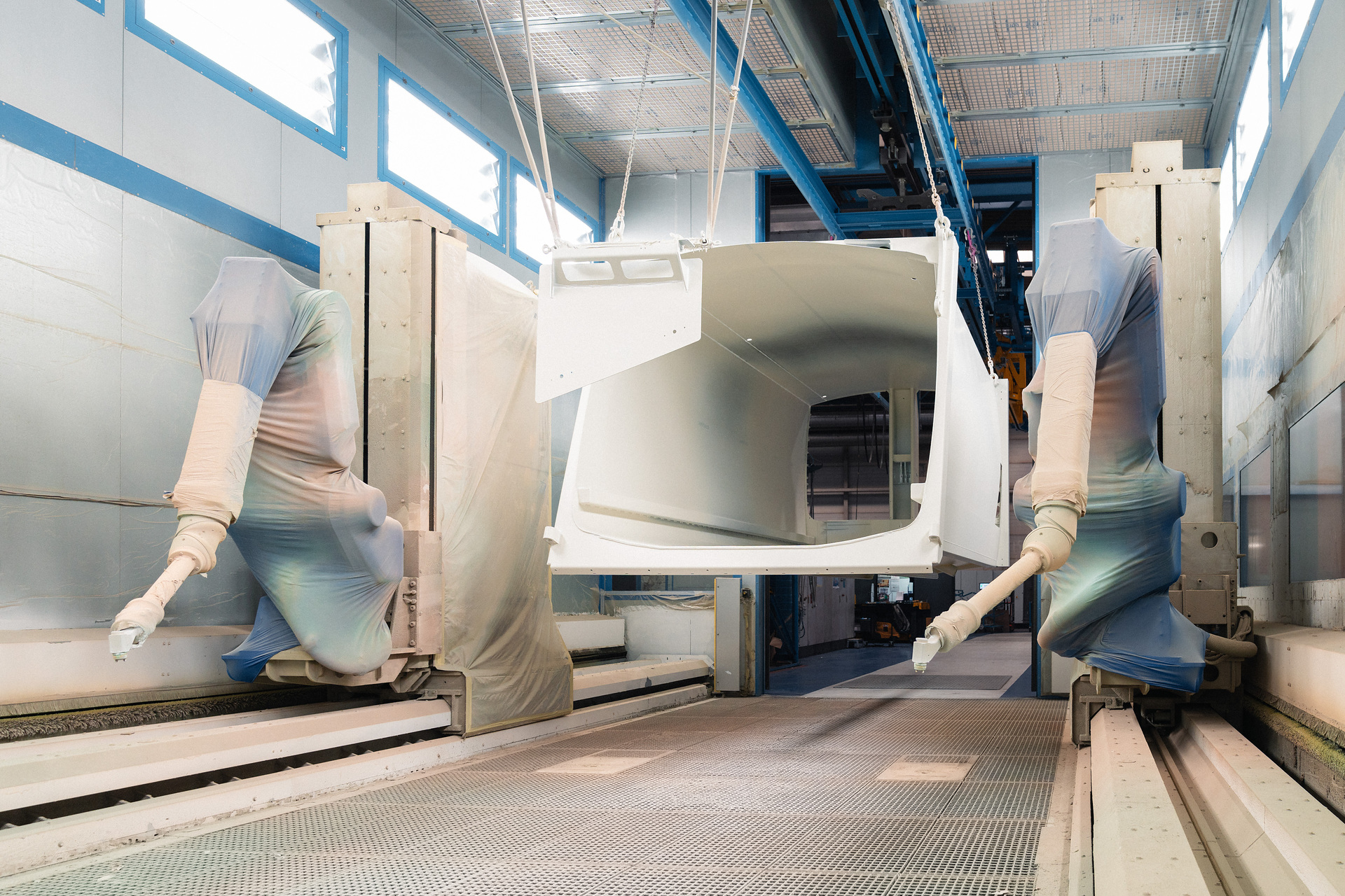 Zweispurig zur Kreislaufwirtschaft: Mercedes-Benz Trucks zeigt den reECONIC – ein batterieelektrisches Fahrzeug mit recycelten Materialien