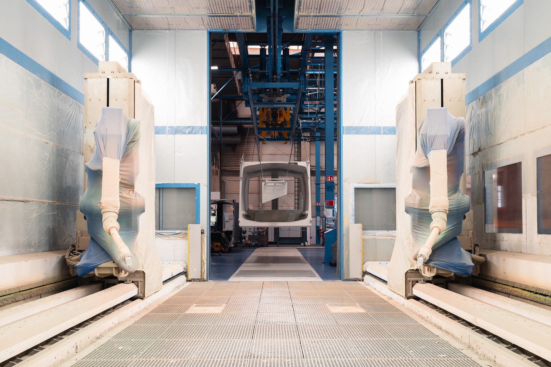 Zweispurig zur Kreislaufwirtschaft: Mercedes-Benz Trucks zeigt den reECONIC – ein batterieelektrisches Fahrzeug mit recycelten Materialien