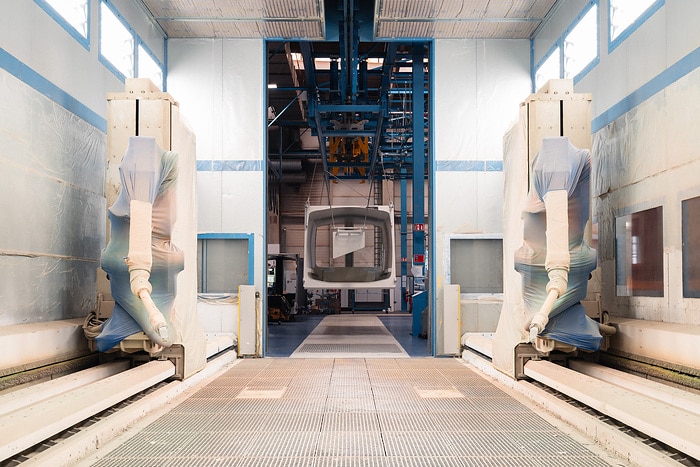 Zweispurig zur Kreislaufwirtschaft: Mercedes-Benz Trucks zeigt den reECONIC – ein batterieelektrisches Fahrzeug mit recycelten Materialien