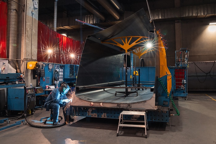 Zweispurig zur Kreislaufwirtschaft: Mercedes-Benz Trucks zeigt den reECONIC – ein batterieelektrisches Fahrzeug mit recycelten Materialien