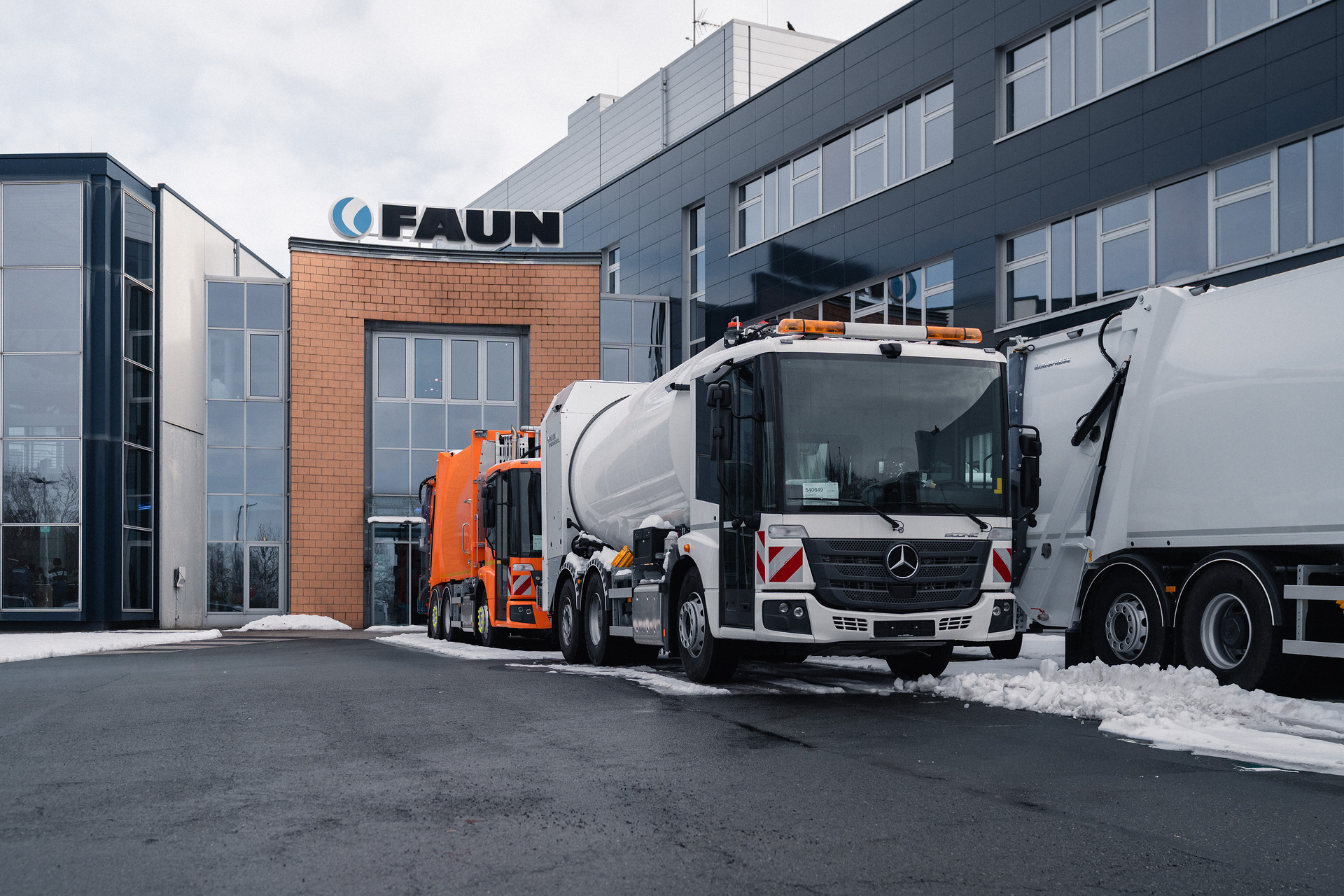 Zweispurig zur Kreislaufwirtschaft: Mercedes-Benz Trucks zeigt den reECONIC – ein batterieelektrisches Fahrzeug mit recycelten Materialien