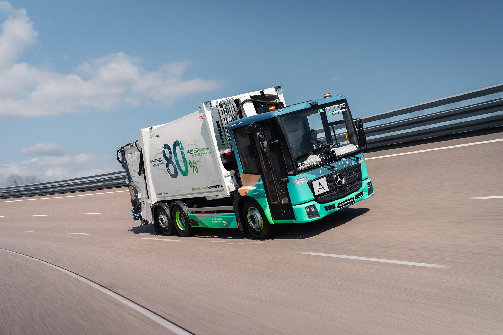 Zweispurig zur Kreislaufwirtschaft: Mercedes-Benz Trucks zeigt den reECONIC – ein batterieelektrisches Fahrzeug mit recycelten Materialien