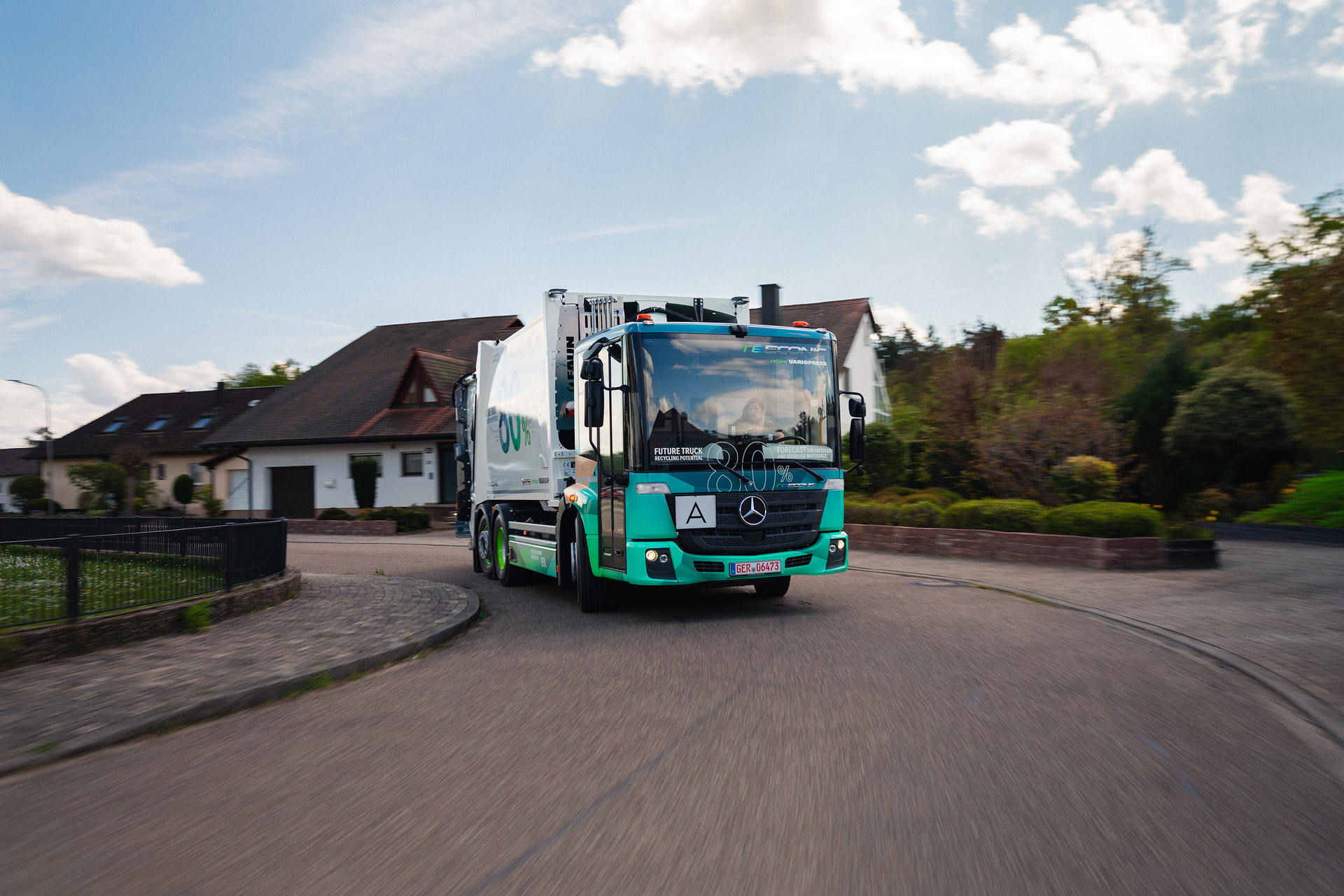 Zweispurig zur Kreislaufwirtschaft: Mercedes-Benz Trucks zeigt den reECONIC – ein batterieelektrisches Fahrzeug mit recycelten Materialien