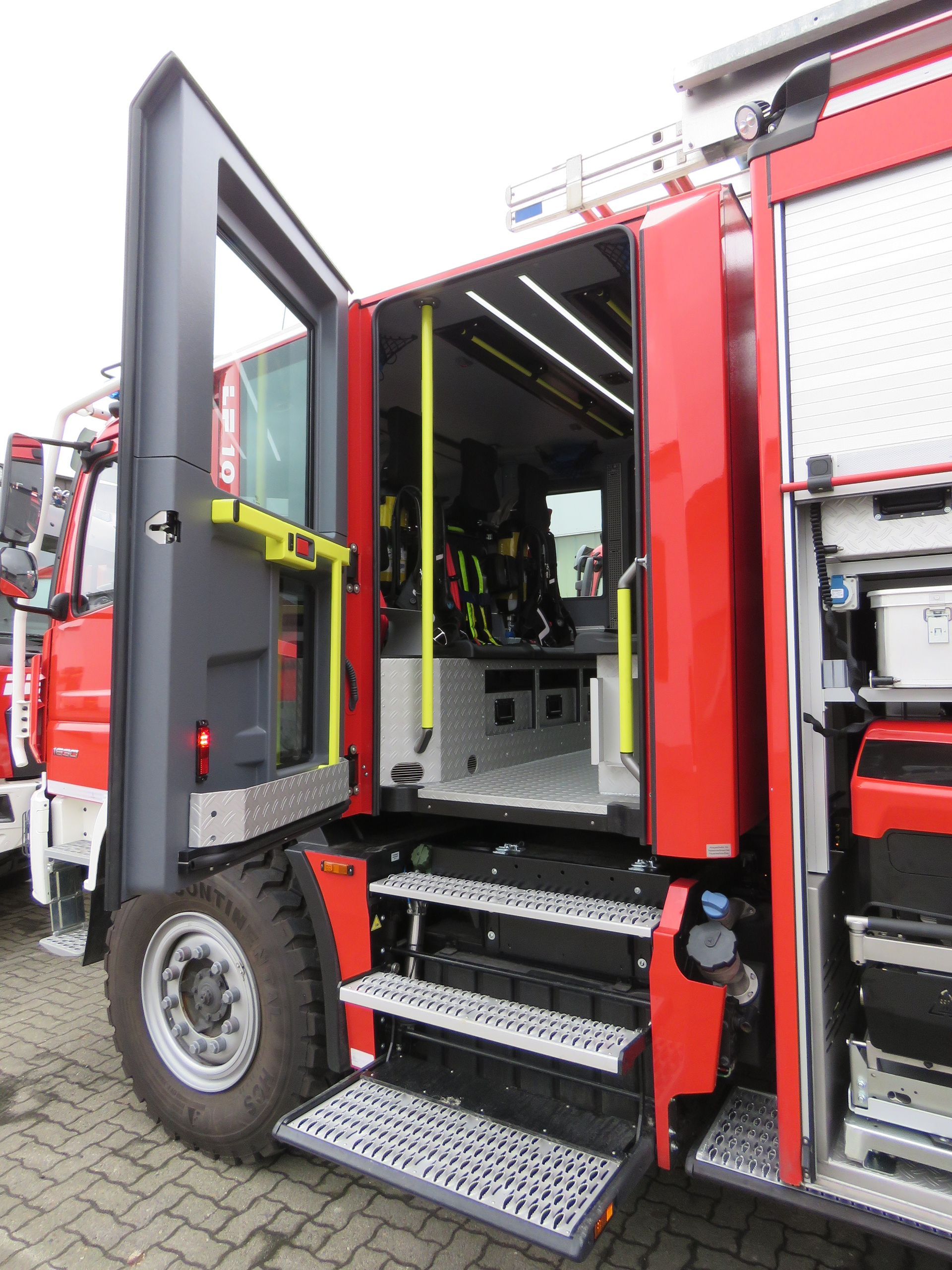 RETTmobil 2026: Daimler Truck zeigt Unimog U 5023 für anspruchsvolle Einsatzlagen und Atego LF 10