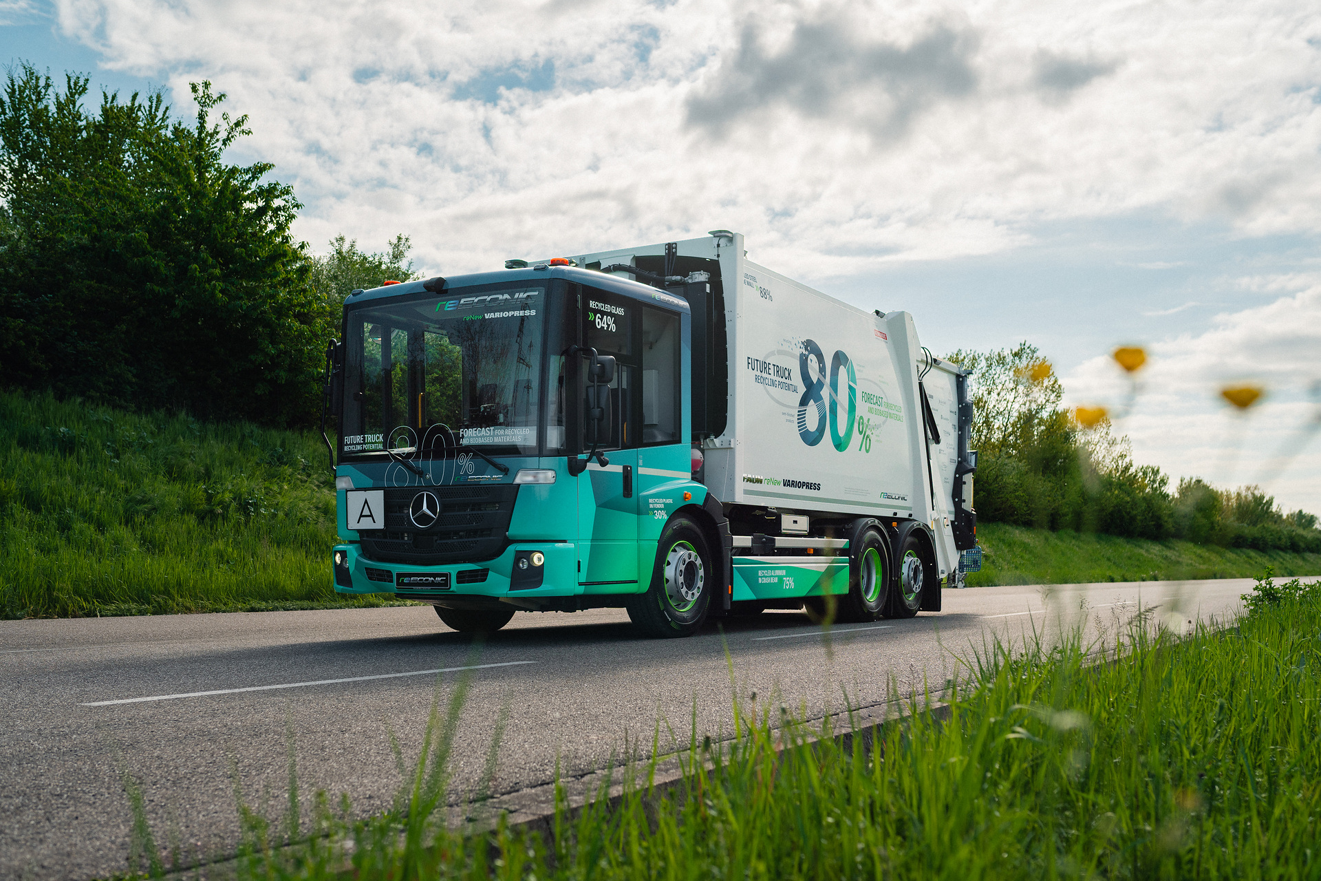 Two-lane road to a circular economy: Mercedes-Benz Trucks unveils the reECONIC – a battery-electric vehicle made from recycled materials