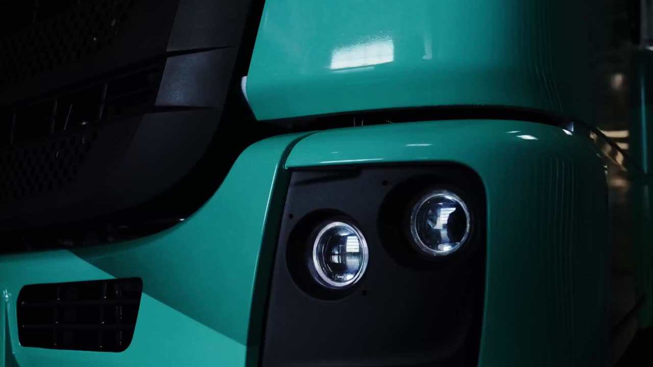 Two-lane road to a circular economy: Mercedes-Benz Trucks unveils the reECONIC – a battery-electric vehicle made from recycled materials