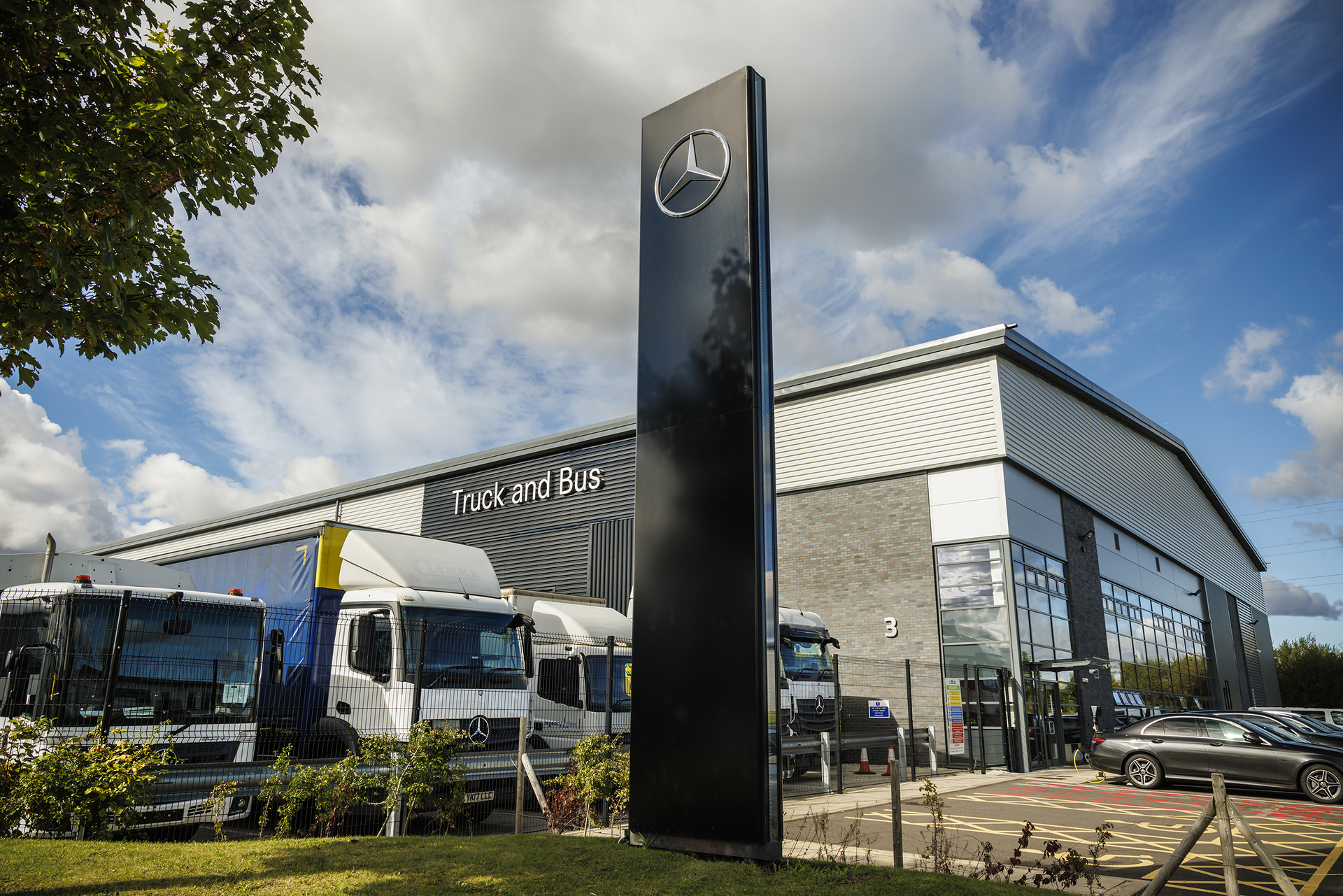 Daimler Truck stärkt eigenes Vertriebsnetz in Europa: Expansion nach Großbritannien durch die Übernahme der eStar Truck & Van Ltd.