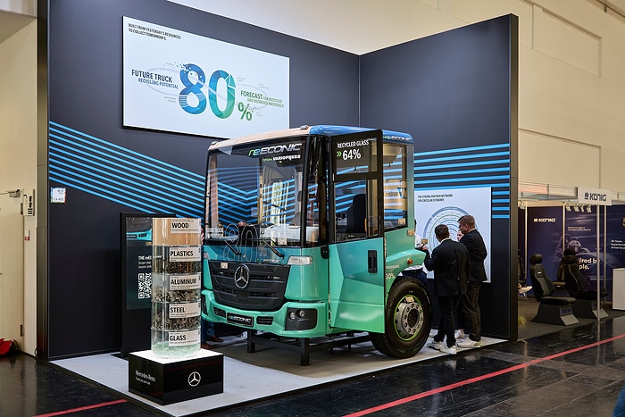 Zweispurig zur Kreislaufwirtschaft: Mercedes-Benz Trucks zeigt den reECONIC – ein batterieelektrisches Fahrzeug mit recycelten Materialien
