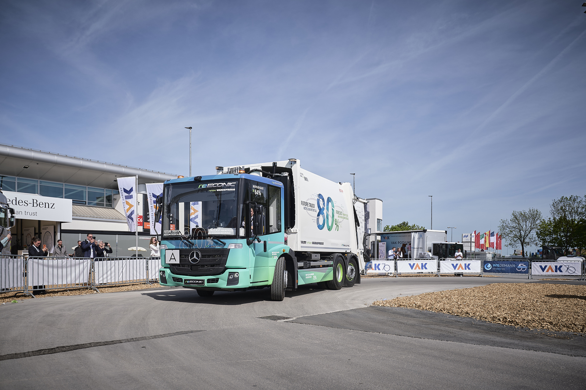 Zweispurig zur Kreislaufwirtschaft: Mercedes-Benz Trucks zeigt den reECONIC – ein batterieelektrisches Fahrzeug mit recycelten Materialien