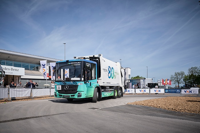 Zweispurig zur Kreislaufwirtschaft: Mercedes-Benz Trucks zeigt den reECONIC – ein batterieelektrisches Fahrzeug mit recycelten Materialien