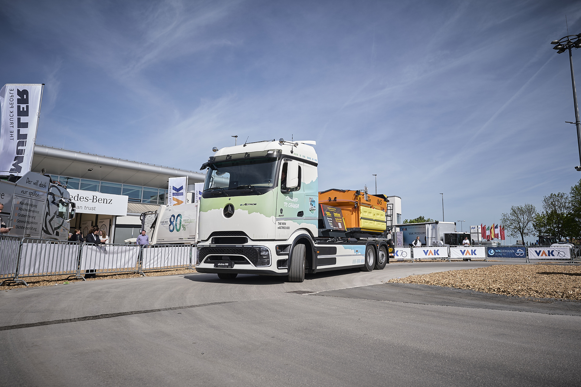 Innovative Lösungen für kommunale Aufgaben: Mercedes-Benz Trucks auf der IFAT 2026 mit Unimog, eEconic, eActros und einem Recycling-Konzeptfahrzeug