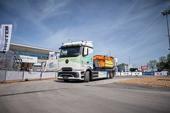 Innovative Lösungen für kommunale Aufgaben: Mercedes-Benz Trucks auf der IFAT 2026 mit Unimog, eEconic, eActros und einem Recycling-Konzeptfahrzeug