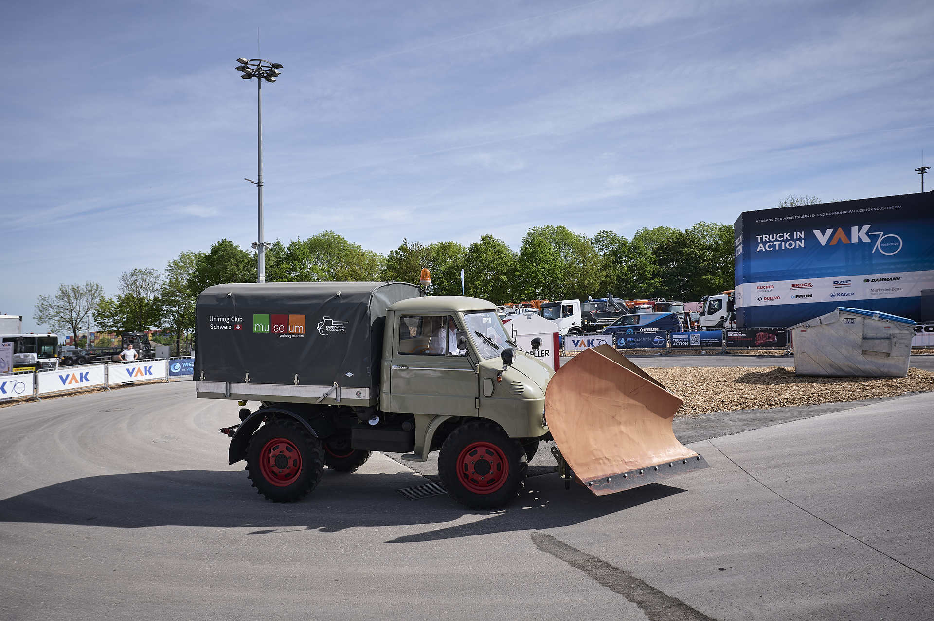 Innovative Lösungen für kommunale Aufgaben: Mercedes-Benz Trucks auf der IFAT 2026 mit Unimog, eEconic, eActros und einem Recycling-Konzeptfahrzeug