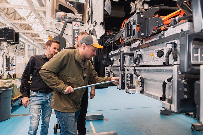 Around the world in 80 charges with the eActros 600: Content creator Tobias Wagner, aka ‘Elektrotrucker’, plans the first global circumnavigation with a battery-electric truck