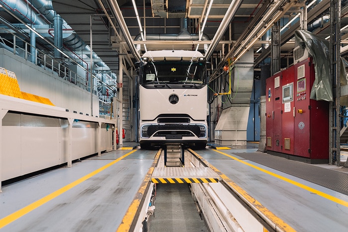 Around the world in 80 charges with the eActros 600: Content creator Tobias Wagner, aka ‘Elektrotrucker’, plans the first global circumnavigation with a battery-electric truck