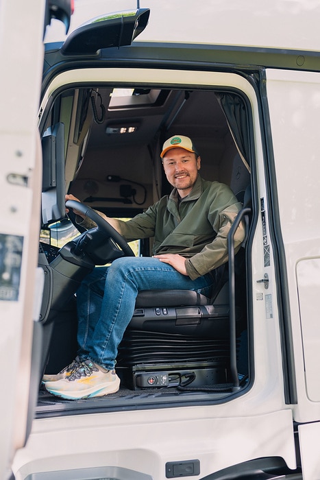 Around the world in 80 charges with the eActros 600: Content creator Tobias Wagner, aka ‘Elektrotrucker’, plans the first global circumnavigation with a battery-electric truck