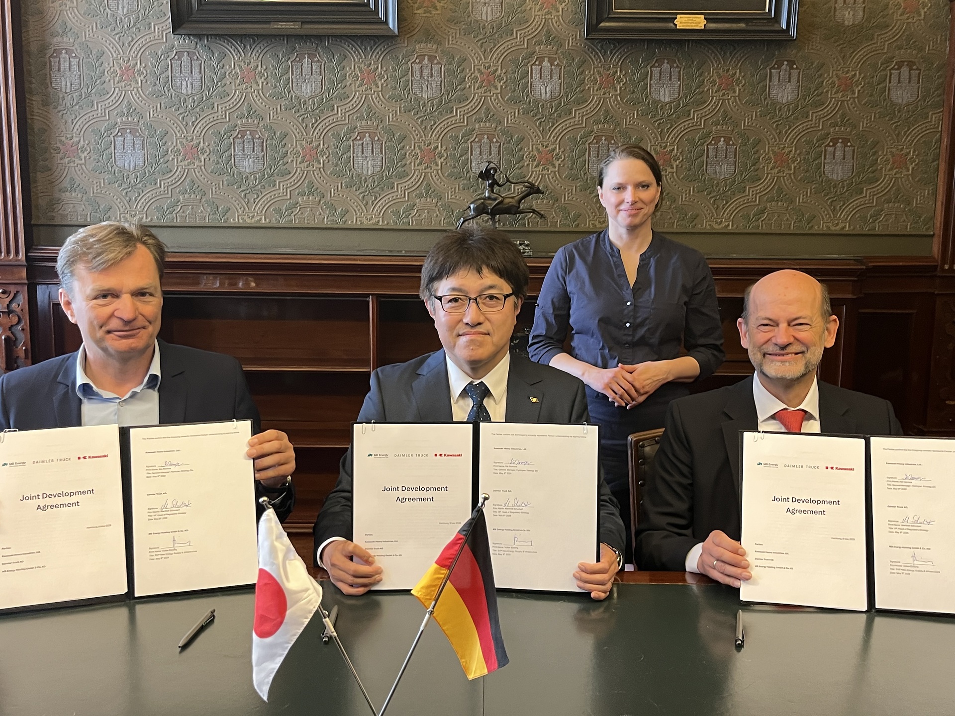 Daimler Truck, MB Energy and Kawasaki Heavy Industries signed agreement to develop liquefied hydrogen supply chain to Europe via Hamburg