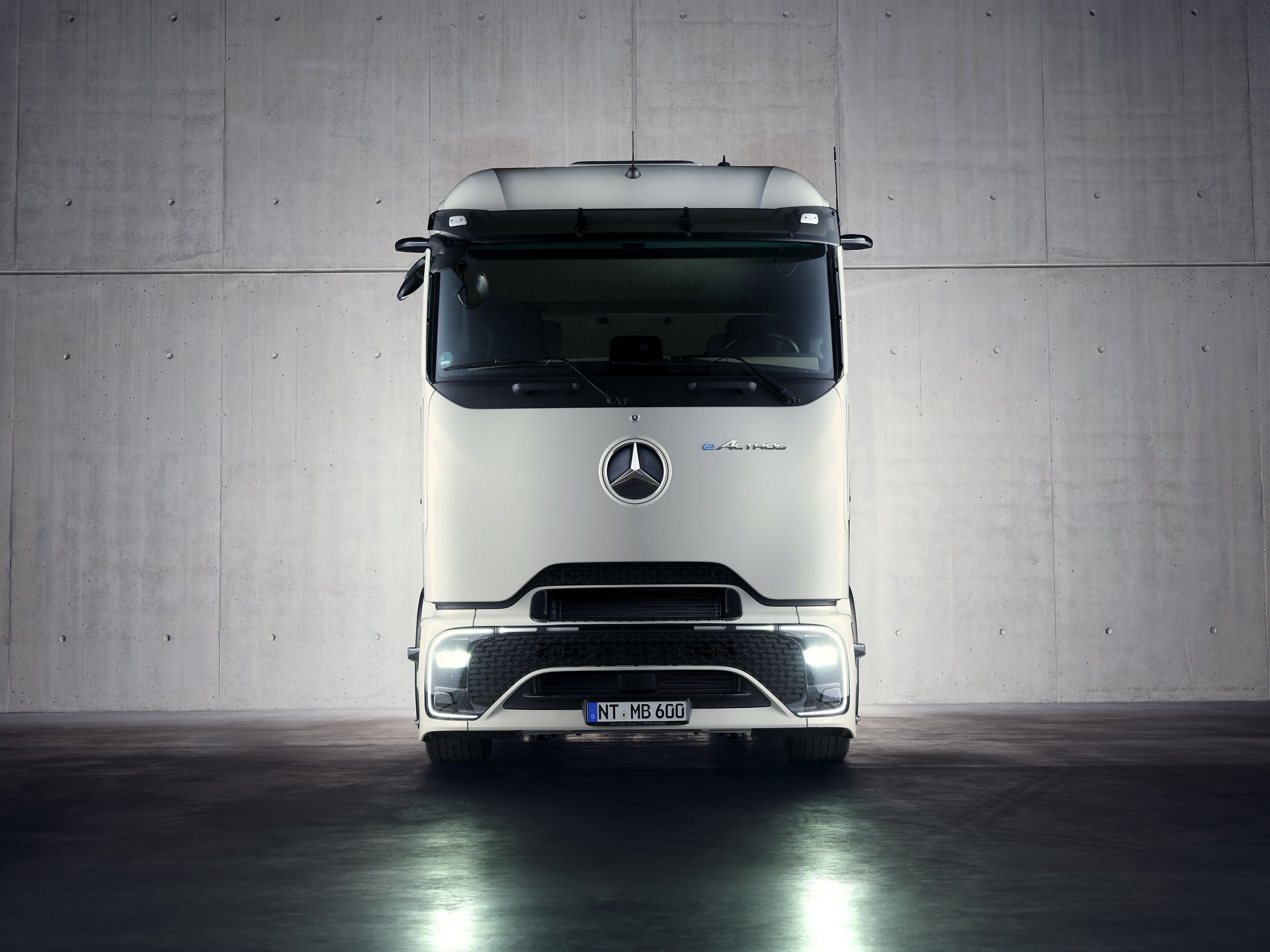 Mercedes-Benz Trucks expands its e-truck portfolio with new eActros Lowliner variant