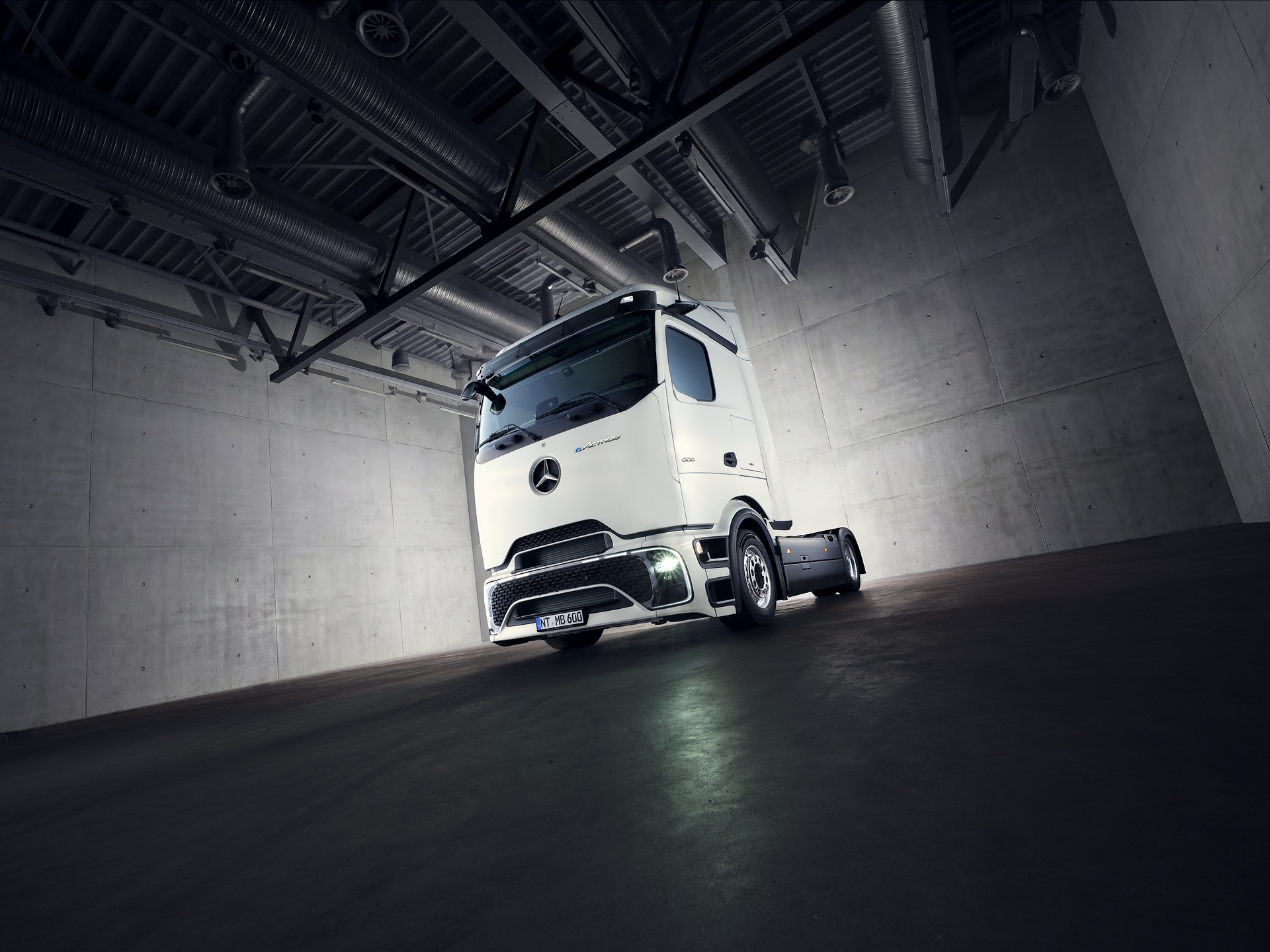 Mercedes-Benz Trucks expands its e-truck portfolio with new eActros Lowliner variant