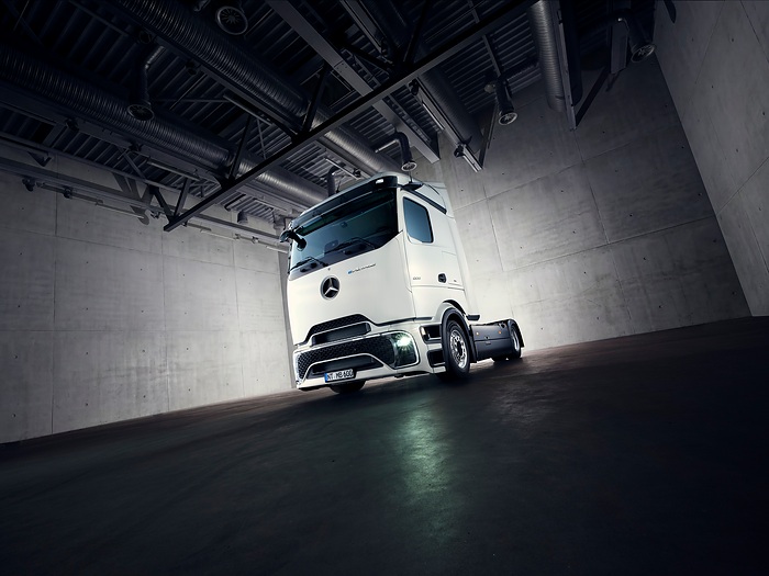 Mercedes-Benz Trucks expands its e-truck portfolio with new eActros Lowliner variant
