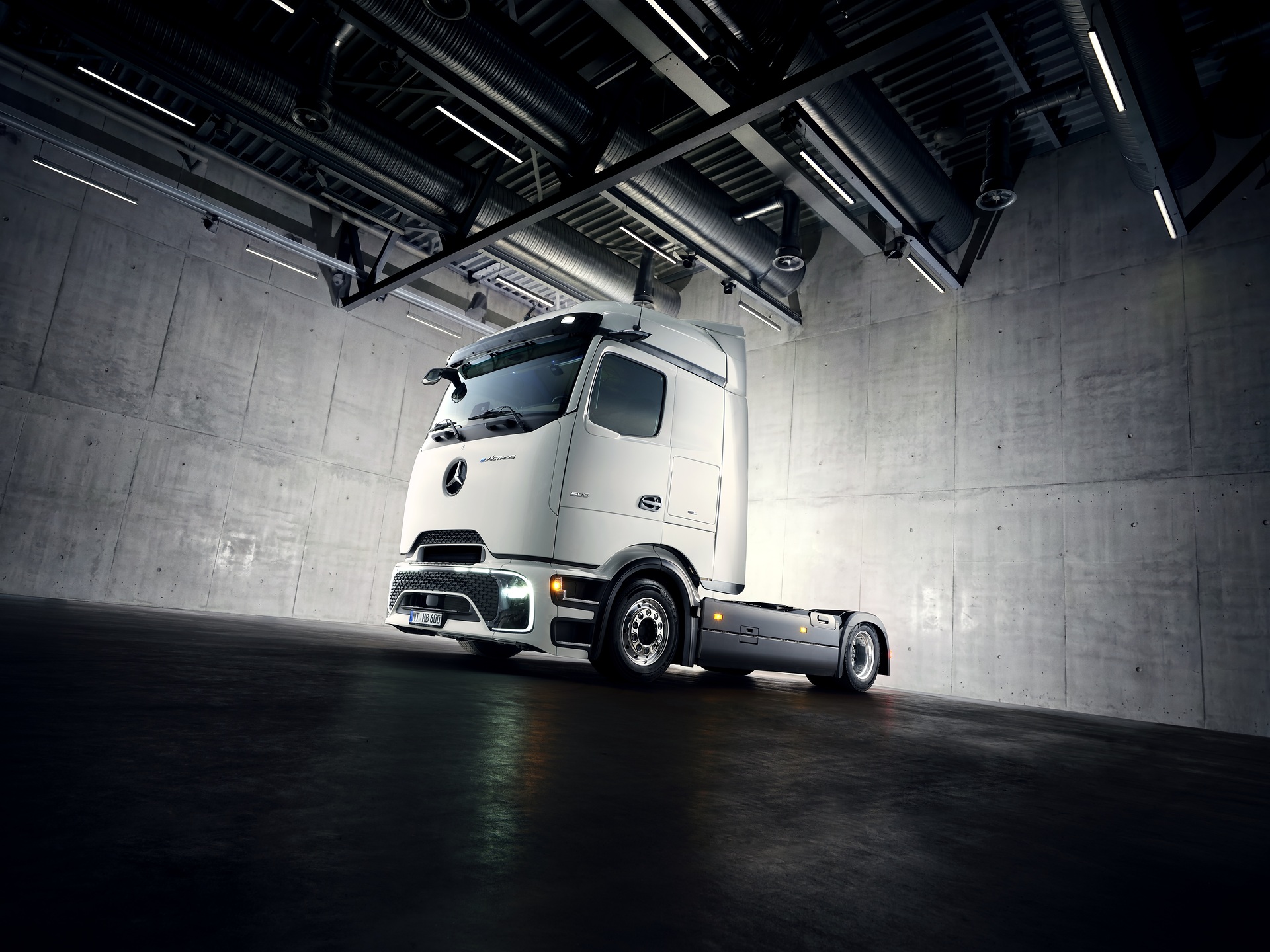 Mercedes-Benz Trucks expands its e-truck portfolio with new eActros Lowliner variant