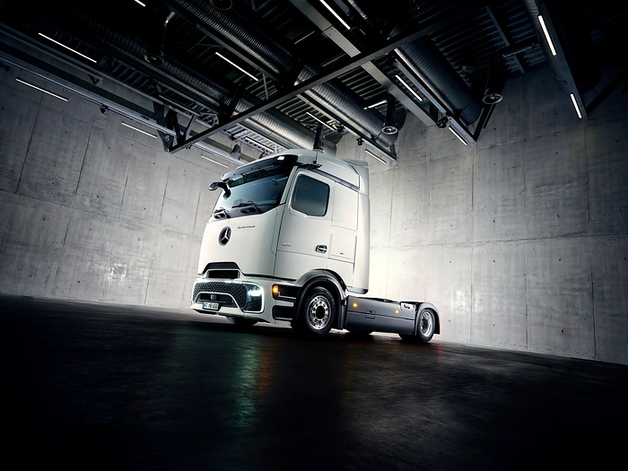 Mercedes-Benz Trucks expands its e-truck portfolio with new eActros Lowliner variant