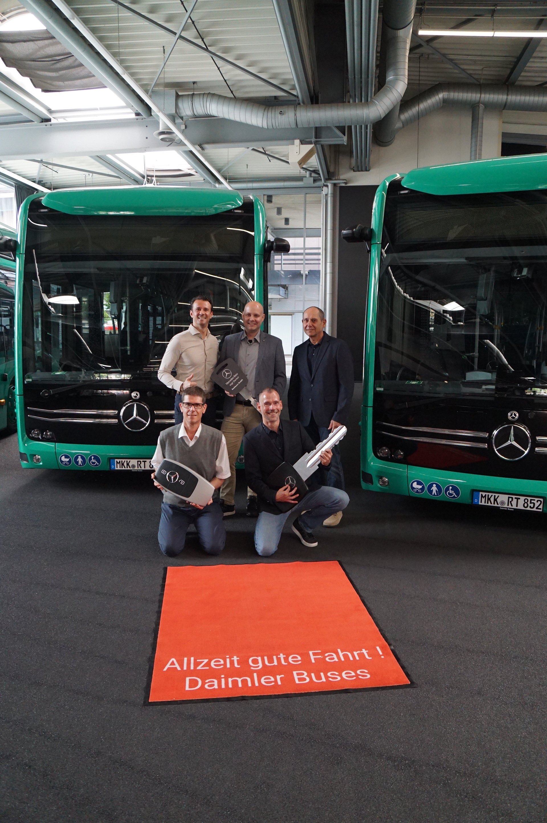 Elektrisch in die Zukunft: Racktours übernimmt erste Mercedes-Benz eCitaro