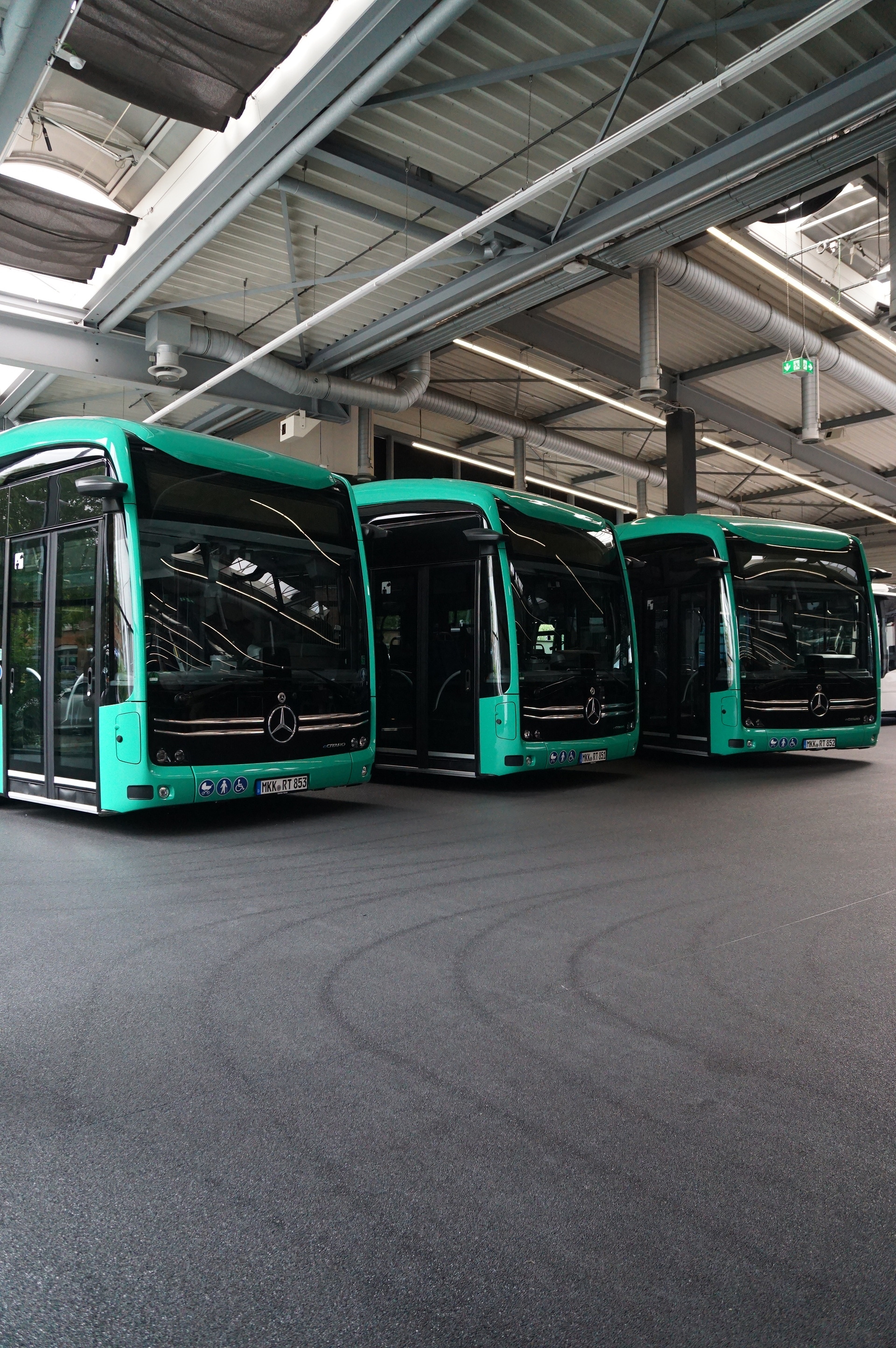 Elektrisch in die Zukunft: Racktours übernimmt erste Mercedes-Benz eCitaro
