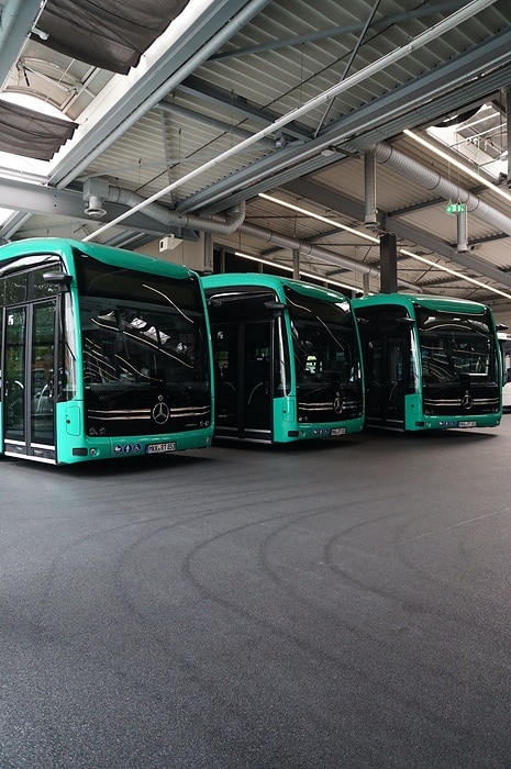 Elektrisch in die Zukunft: Racktours übernimmt erste Mercedes-Benz eCitaro
