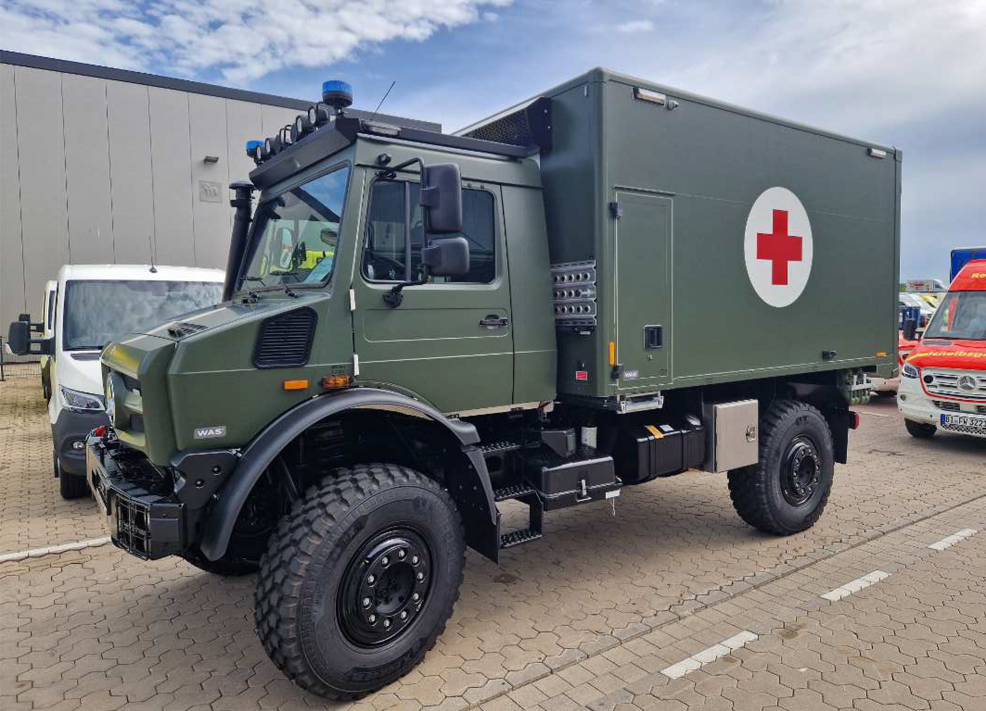 Daimler Truck zeigt umfangreiches Portfolio an Mobilitätslösungen für den Defence-Bereich auf der Eurosatory 2026