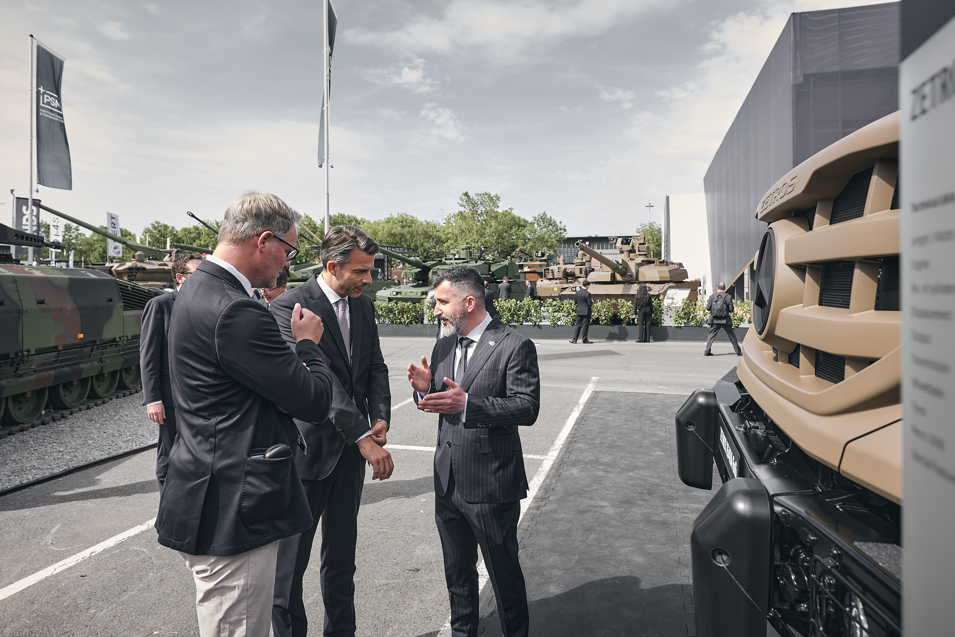 Daimler Truck und Roshel schließen strategische Partnerschaft auf der Eurosatory 2026
