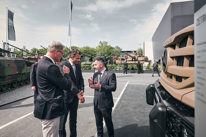 Daimler Truck und Roshel schließen strategische Partnerschaft auf der Eurosatory 2026