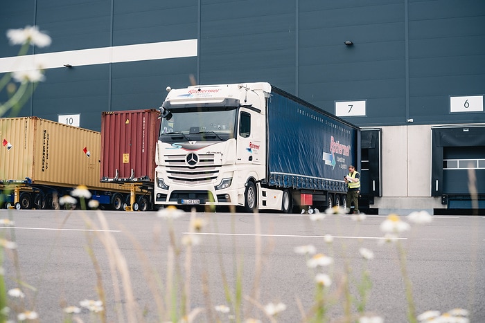 Daimler Truck Global Parts Center vollständig in Betrieb: Ersatzteilversand aus Halberstadt für Mercedes-Benz Lkw Kunden weltweit