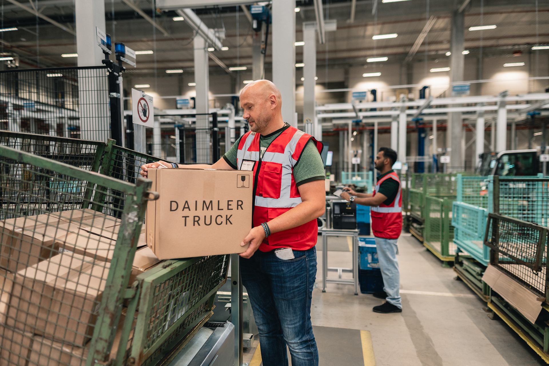 Daimler Truck Global Parts Center vollständig in Betrieb: Ersatzteilversand aus Halberstadt für Mercedes-Benz Lkw Kunden weltweit