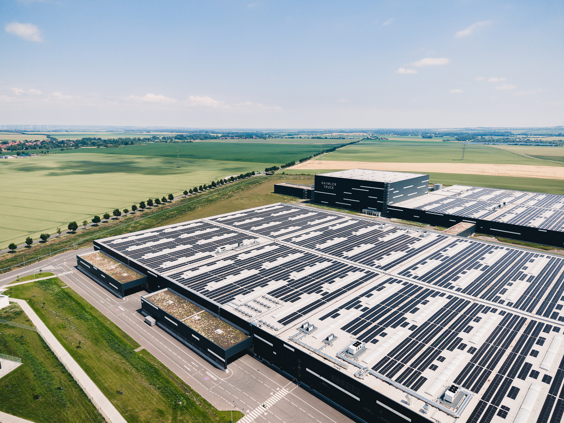 Daimler Truck Global Parts Center vollständig in Betrieb: Ersatzteilversand aus Halberstadt für Mercedes-Benz Lkw Kunden weltweit