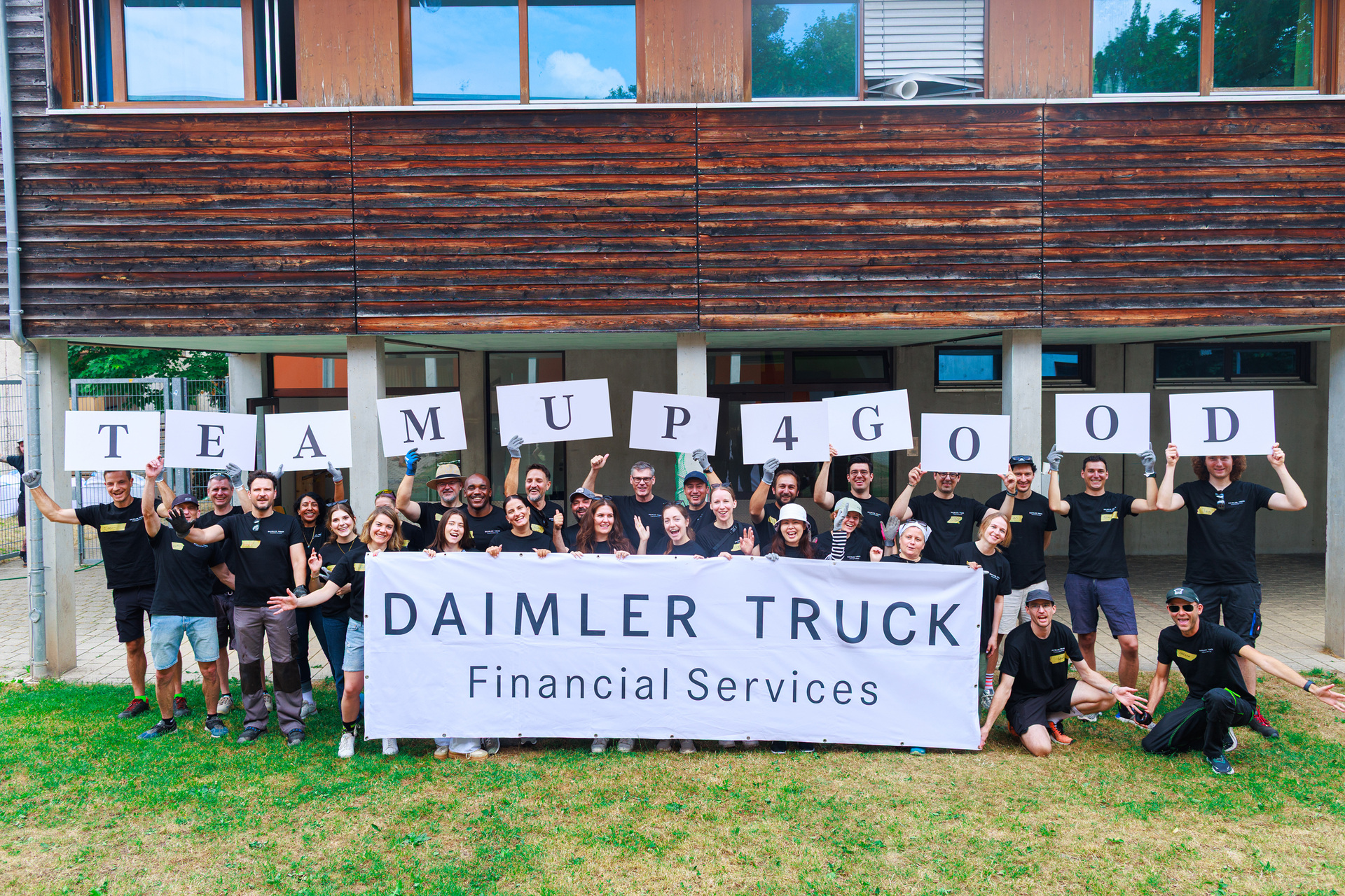Social Day bei Daimler Truck Financial Services: Mitarbeitende verschönern den Außenbereich bei der eva-Einrichtung Scout