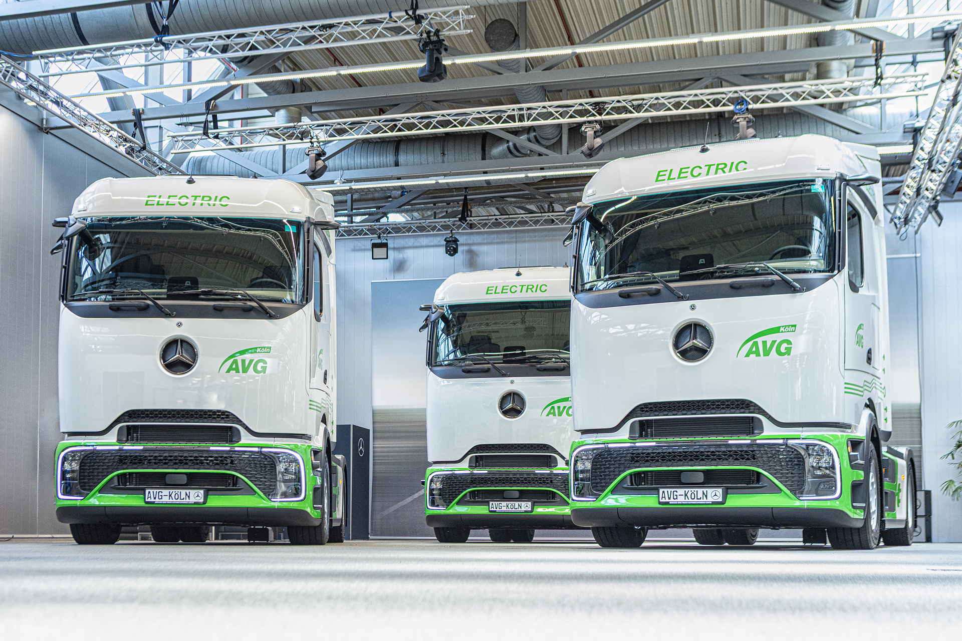 eActros 400 mit mechanischem Nebenantrieb:  Mercedes-Benz Trucks liefert Kippsattelzüge an AVG Köln