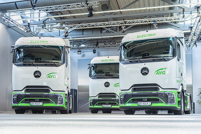 eActros 400 mit mechanischem Nebenantrieb:  Mercedes-Benz Trucks liefert Kippsattelzüge an AVG Köln