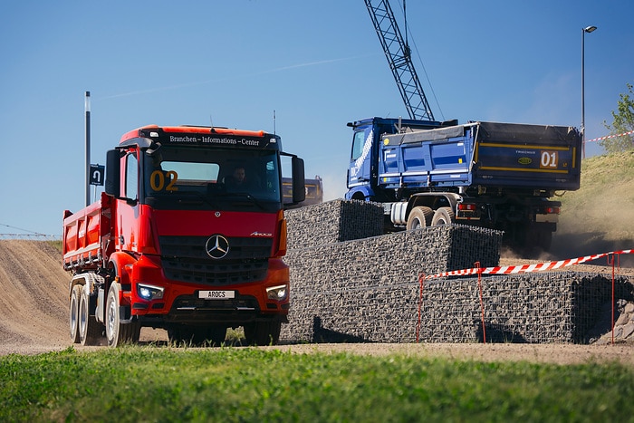 Mercedes-Benz Trucks präsentiert umfangreiches Portfolio für den modernen Einsatz auf und an der Baustelle