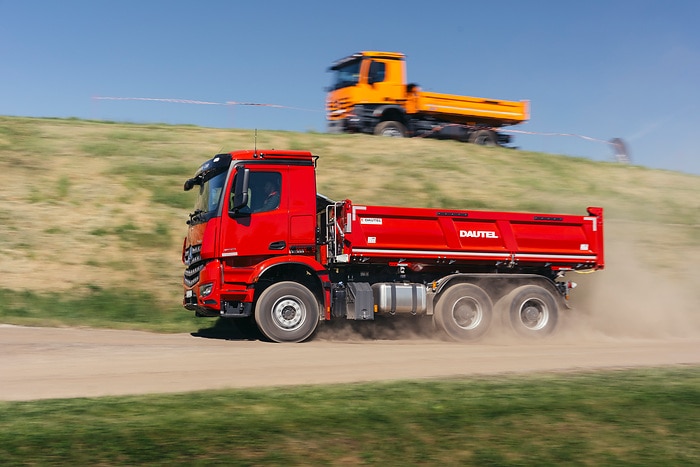 Mercedes-Benz Trucks präsentiert umfangreiches Portfolio für den modernen Einsatz auf und an der Baustelle