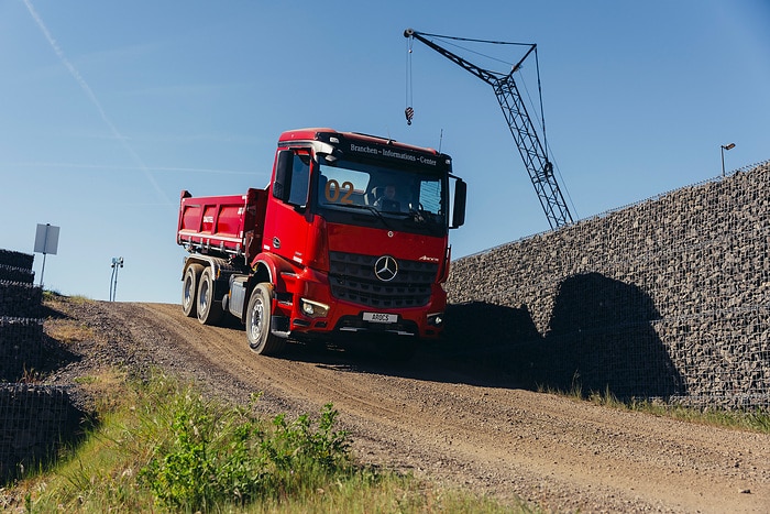 Mercedes-Benz Trucks präsentiert umfangreiches Portfolio für den modernen Einsatz auf und an der Baustelle