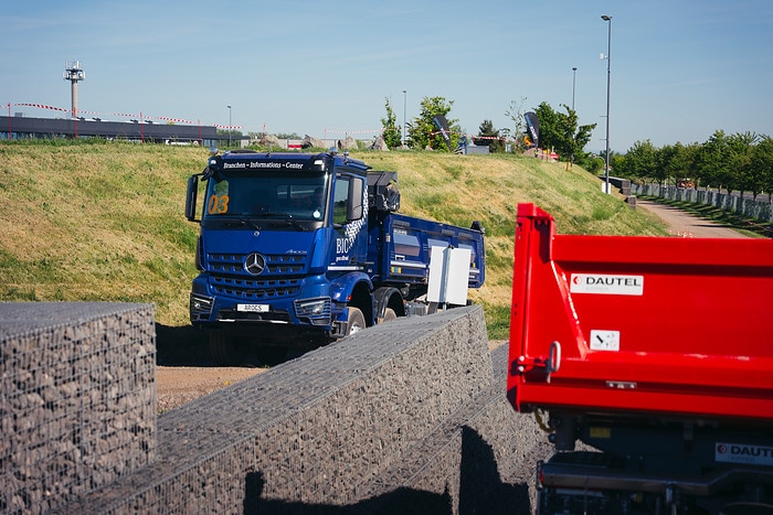 Mercedes-Benz Trucks präsentiert umfangreiches Portfolio für den modernen Einsatz auf und an der Baustelle