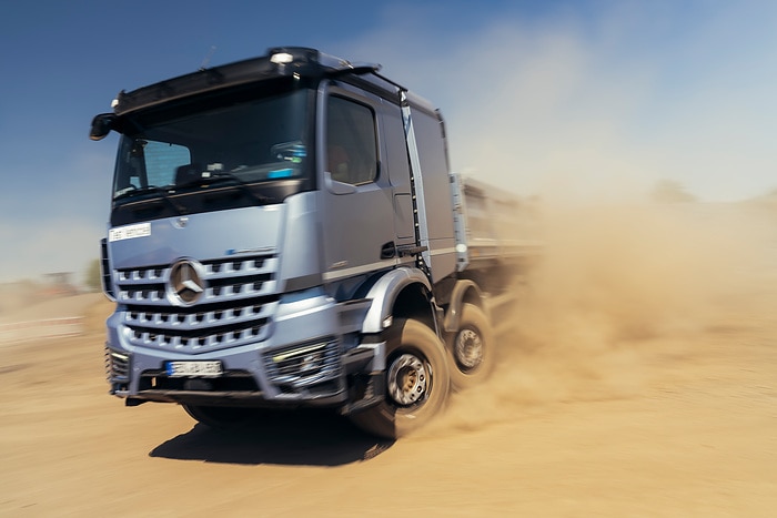 Mercedes-Benz Trucks präsentiert umfangreiches Portfolio für den modernen Einsatz auf und an der Baustelle