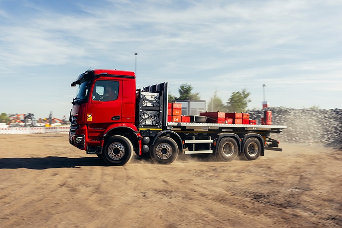 Mercedes-Benz Trucks präsentiert umfangreiches Portfolio für den modernen Einsatz auf und an der Baustelle