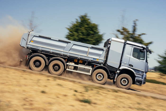 Mercedes-Benz Trucks präsentiert umfangreiches Portfolio für den modernen Einsatz auf und an der Baustelle