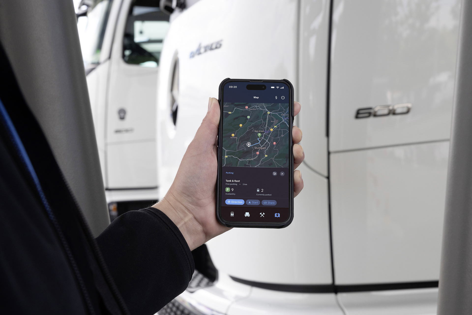Mercedes-Benz Trucks erweitert Remote App für Lkw-Fahrerinnen und -Fahrer um Parkplatzsuche
